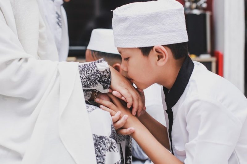 Foto santri mencium tangan kyai yang merupakan keta'diman seorang santri sumber darulmaarif.net