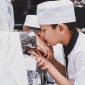 Foto santri mencium tangan kyai yang merupakan keta'diman seorang santri sumber darulmaarif.net