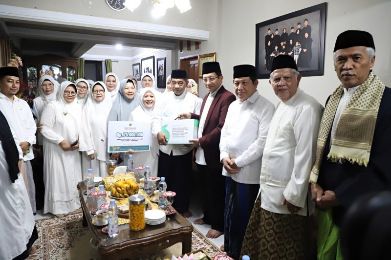 Foto Istimewa Prof. Kh. Nasarudin Umar bersama Keluarga Ponpes Cipasung