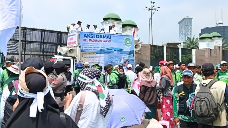 Suasana ratusan Guru Madrasah Swasta mengikuti aksi unjuk di depan Gedung DPR/MPR RI, Senayan, Jakarta Pusat, Rabu (11/2/2026).