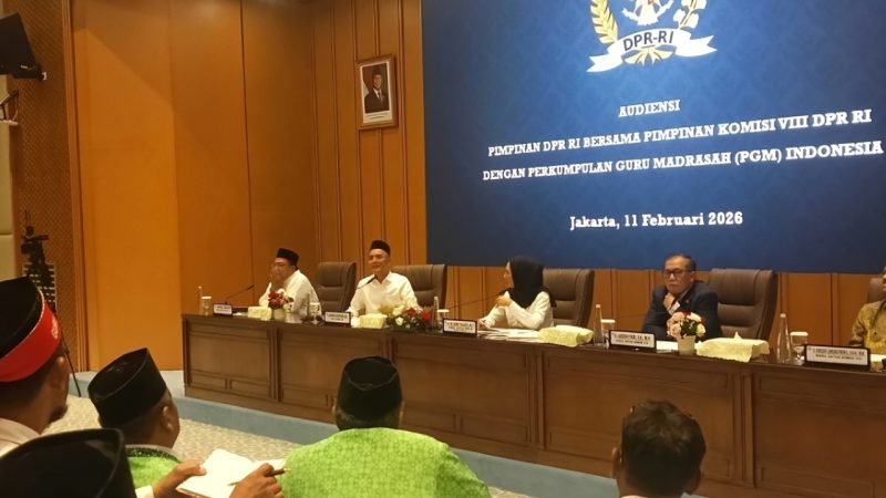 Ketua Komisi VIII DPR RI Marwan Dasopang dengan jajaran dan Wakil Ketua DPR RI Sari Yuliati, saat menerima perwakilan dari Perkumpulan Guru Madrasah, di Kompleks Parlemen, Senayan, Jakarta, pada Rabu (11/2/2026).