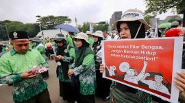 Para guru madrasah swasta yang tergabung dalam Perkumpulan Guru Madrasah (PGM) Indonesia menggelar aksi di depan Gedung DPR/MPR RI, Senayan, Jakarta Pusat, Rabu (11/2/2026). 