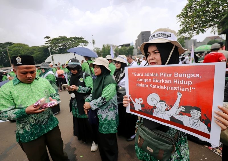 Para guru madrasah swasta yang tergabung dalam Perkumpulan Guru Madrasah (PGM) Indonesia menggelar aksi di depan Gedung DPR/MPR RI, Senayan, Jakarta Pusat, Rabu (11/2/2026). 