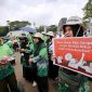 Para guru madrasah swasta yang tergabung dalam Perkumpulan Guru Madrasah (PGM) Indonesia menggelar aksi di depan Gedung DPR/MPR RI, Senayan, Jakarta Pusat, Rabu (11/2/2026). 