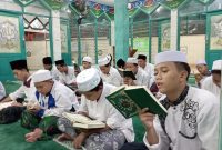 Foto Santri mengaji alqur'an Doc. Pinterest