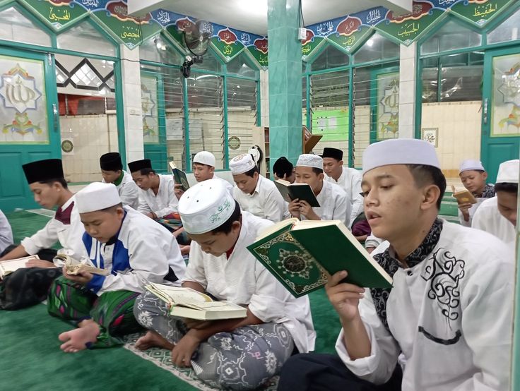 Foto Santri mengaji alqur'an Doc. Pinterest