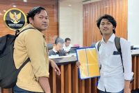 Pemohon I, Muh Adam Arrofiu Arfah (kanan) dan Pemohon II, Isfa'zia Ulhaq di Gedung MK, Jakarta. (Sumber Foto: NU Online/Haekal)