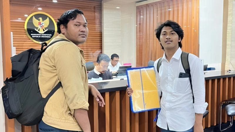 Pemohon I, Muh Adam Arrofiu Arfah (kanan) dan Pemohon II, Isfa'zia Ulhaq di Gedung MK, Jakarta. (Sumber Foto: NU Online/Haekal)