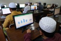 Gambar santri mengoprasikan komputer