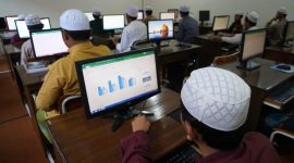Gambar santri mengoprasikan komputer