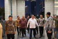 Airlangga tiba  di OJK (sumber CNBC Indonesia) 