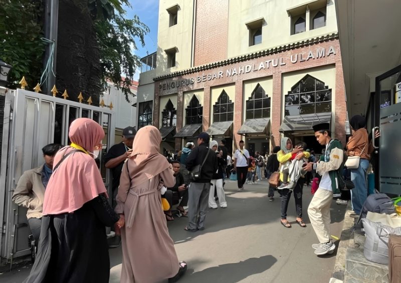 Para pemudik memadati halaman gedung PBNU untuk bersiap berangkat menuju tujuan masing-masing.
