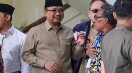 Foto Gus yakut keluar dari gedung merah putih KPK