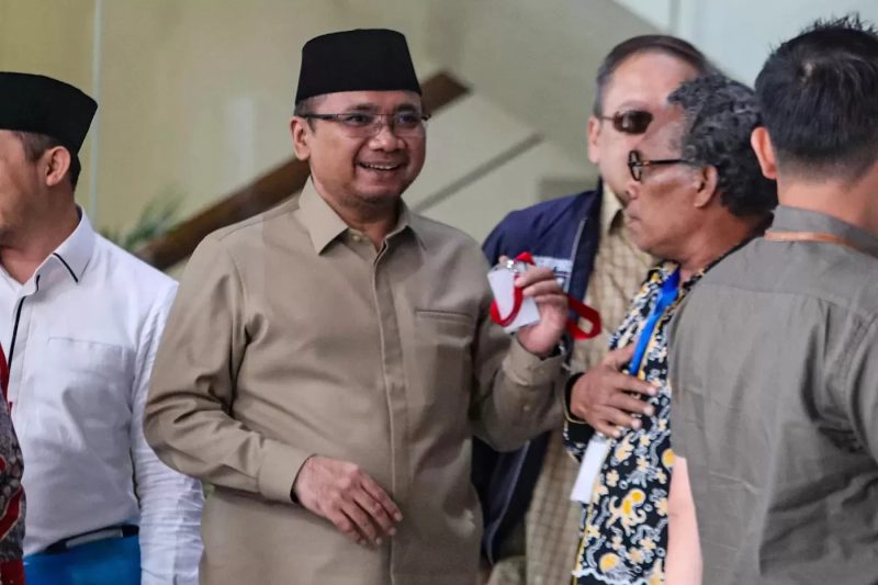 Foto Gus yakut keluar dari gedung merah putih KPK