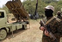 Petempur Hizbullah siaga di dekat peluncur roket yang disiagakan di wilayah Lebanon bagian selatan (dok. AFP/File Photo)