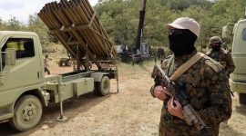 Petempur Hizbullah siaga di dekat peluncur roket yang disiagakan di wilayah Lebanon bagian selatan (dok. AFP/File Photo)