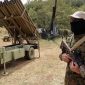 Petempur Hizbullah siaga di dekat peluncur roket yang disiagakan di wilayah Lebanon bagian selatan (dok. AFP/File Photo)