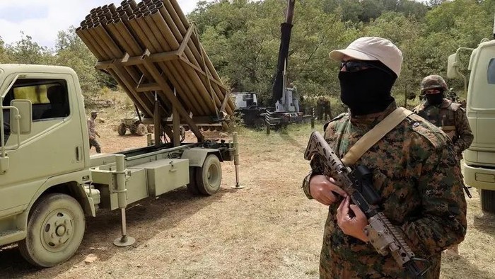 Petempur Hizbullah siaga di dekat peluncur roket yang disiagakan di wilayah Lebanon bagian selatan (dok. AFP/File Photo)