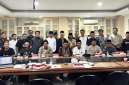 Foto bersama tiga belas pengasuh pesantren bersama LBH ANSOR