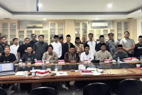 Foto bersama tiga belas pengasuh pesantren bersama LBH ANSOR