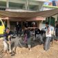 Foto Santri Kelas Jauharul Muqorobin Menyiapkan Lapangan Utama Acara Wisuda (Dok. JRM)