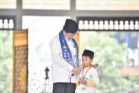 Menteri Agama Nasaruddin Umar bersama peserta didik baru
