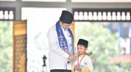 Menteri Agama Nasaruddin Umar bersama peserta didik baru