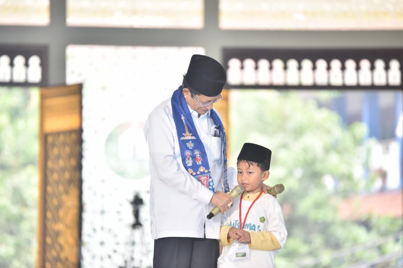 Menteri Agama Nasaruddin Umar bersama peserta didik baru