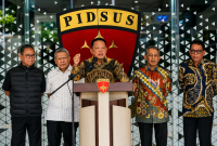 Jaksa Agung Muda Tindak Pidana Khusus (Jampidsus) Kejaksaan Agung Febrie Adriansyah (tengah) menyampaikan keterangan saat konferensi pers di Kejaksaan Agung, Jakarta, Jumat (10/7/2026). Dalam keterangannya, Febrie mengatakan tetap menghormati setiap proses penegakan hukum yang dilakukan aparat penegak hukum yang sesuai dengan ketentuan hukum acara yang berlaku serta menegaskan hingga saat ini dirinya masih menjalankan tugas dan Jampidsus tetap fokus untuk penyelesaian pemberkasan perkara khususnya yang menjadi perhatian publik. (FOTO KompasTV)