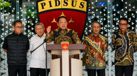 Jaksa Agung Muda Tindak Pidana Khusus (Jampidsus) Kejaksaan Agung Febrie Adriansyah (tengah) menyampaikan keterangan saat konferensi pers di Kejaksaan Agung, Jakarta, Jumat (10/7/2026). Dalam keterangannya, Febrie mengatakan tetap menghormati setiap proses penegakan hukum yang dilakukan aparat penegak hukum yang sesuai dengan ketentuan hukum acara yang berlaku serta menegaskan hingga saat ini dirinya masih menjalankan tugas dan Jampidsus tetap fokus untuk penyelesaian pemberkasan perkara khususnya yang menjadi perhatian publik. (FOTO KompasTV)