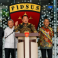 Jaksa Agung Muda Tindak Pidana Khusus (Jampidsus) Kejaksaan Agung Febrie Adriansyah (tengah) menyampaikan keterangan saat konferensi pers di Kejaksaan Agung, Jakarta, Jumat (10/7/2026). Dalam keterangannya, Febrie mengatakan tetap menghormati setiap proses penegakan hukum yang dilakukan aparat penegak hukum yang sesuai dengan ketentuan hukum acara yang berlaku serta menegaskan hingga saat ini dirinya masih menjalankan tugas dan Jampidsus tetap fokus untuk penyelesaian pemberkasan perkara khususnya yang menjadi perhatian publik. (FOTO KompasTV)