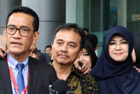 Foto Roy Suryo dan Dokter Tifa batal ditahan