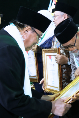 Mama KH. Ahmad Faqih Dianugerahi Penghargaan Harlah ke-28 PKB atas Dedikasi bagi Pesantren dan Perjuangan Bangsa