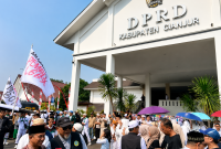 Massa yang tergabung dalam perwakilan ulama, tokoh masyarakat, dan pimpinan pon- dok pesantren, mendatangi Kantor DPRD Kabupaten Cianjur untuk menyampaikan aspirasi terkait penanganan dan pencegahan aktivitas penyebaran LGBT di Kabupaten Cianjur, Kamis (6/8/2026).