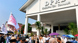Massa yang tergabung dalam perwakilan ulama, tokoh masyarakat, dan pimpinan pon- dok pesantren, mendatangi Kantor DPRD Kabupaten Cianjur untuk menyampaikan aspirasi terkait penanganan dan pencegahan aktivitas penyebaran LGBT di Kabupaten Cianjur, Kamis (6/8/2026).
