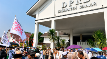 Massa yang tergabung dalam perwakilan ulama, tokoh masyarakat, dan pimpinan pon- dok pesantren, mendatangi Kantor DPRD Kabupaten Cianjur untuk menyampaikan aspirasi terkait penanganan dan pencegahan aktivitas penyebaran LGBT di Kabupaten Cianjur, Kamis (6/8/2026).