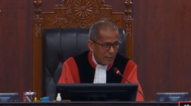 JAKARTA, IkhbarNusantara.com – Hakim Mahkamah Konstitusi (MK), Saldi Isra, mempertanyakan peran Badan Pengawas Pemilihan Umum (Bawaslu) dalam mengawasi pemenuhan syarat pendidikan Gibran Rakabuming Raka saat pencalonannya sebagai wakil presiden pada Pemilihan Presiden (Pilpres) 2024.
Pertanyaan tersebut disampaikan Saldi dalam sidang pemeriksaan pendahuluan perkara Perselisihan Hasil Pemilihan Umum (PHPU) Presiden dan Wakil Presiden Nomor 01/PHPU.PRES-XXIV/2026 di Gedung Mahkamah Konstitusi, Senin (21/9/2026). Perkara ini mempersoalkan pemenuhan syarat pendidikan Gibran sebagai calon wakil presiden pada Pilpres 2024. 
Dalam persidangan, Saldi meminta Bawaslu menjelaskan langkah-langkah pengawasan yang telah dilakukan terhadap pemenuhan persyaratan calon, khususnya terkait persyaratan pendidikan.

