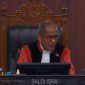 JAKARTA, IkhbarNusantara.com – Hakim Mahkamah Konstitusi (MK), Saldi Isra, mempertanyakan peran Badan Pengawas Pemilihan Umum (Bawaslu) dalam mengawasi pemenuhan syarat pendidikan Gibran Rakabuming Raka saat pencalonannya sebagai wakil presiden pada Pemilihan Presiden (Pilpres) 2024.
Pertanyaan tersebut disampaikan Saldi dalam sidang pemeriksaan pendahuluan perkara Perselisihan Hasil Pemilihan Umum (PHPU) Presiden dan Wakil Presiden Nomor 01/PHPU.PRES-XXIV/2026 di Gedung Mahkamah Konstitusi, Senin (21/9/2026). Perkara ini mempersoalkan pemenuhan syarat pendidikan Gibran sebagai calon wakil presiden pada Pilpres 2024. 
Dalam persidangan, Saldi meminta Bawaslu menjelaskan langkah-langkah pengawasan yang telah dilakukan terhadap pemenuhan persyaratan calon, khususnya terkait persyaratan pendidikan.

