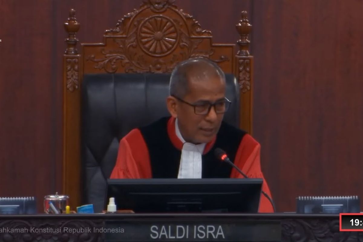 JAKARTA, IkhbarNusantara.com – Hakim Mahkamah Konstitusi (MK), Saldi Isra, mempertanyakan peran Badan Pengawas Pemilihan Umum (Bawaslu) dalam mengawasi pemenuhan syarat pendidikan Gibran Rakabuming Raka saat pencalonannya sebagai wakil presiden pada Pemilihan Presiden (Pilpres) 2024.
Pertanyaan tersebut disampaikan Saldi dalam sidang pemeriksaan pendahuluan perkara Perselisihan Hasil Pemilihan Umum (PHPU) Presiden dan Wakil Presiden Nomor 01/PHPU.PRES-XXIV/2026 di Gedung Mahkamah Konstitusi, Senin (21/9/2026). Perkara ini mempersoalkan pemenuhan syarat pendidikan Gibran sebagai calon wakil presiden pada Pilpres 2024. 
Dalam persidangan, Saldi meminta Bawaslu menjelaskan langkah-langkah pengawasan yang telah dilakukan terhadap pemenuhan persyaratan calon, khususnya terkait persyaratan pendidikan.

