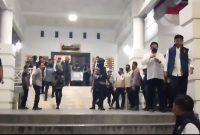  Satu peti berisi dokumen barang bukti dugaan korupsi Perizinan Bangunan dan Gedung (PBG) dievakuasi dari rumah jabatan (Rujab) Bupati Gowa, Sulawesi Selatan yang digeledah polisi.