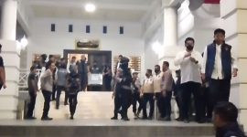  Satu peti berisi dokumen barang bukti dugaan korupsi Perizinan Bangunan dan Gedung (PBG) dievakuasi dari rumah jabatan (Rujab) Bupati Gowa, Sulawesi Selatan yang digeledah polisi.