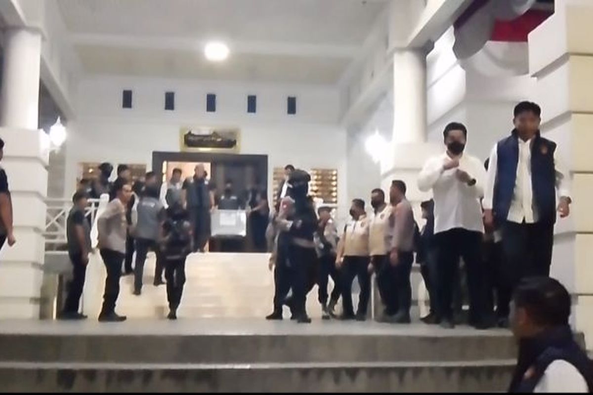  Satu peti berisi dokumen barang bukti dugaan korupsi Perizinan Bangunan dan Gedung (PBG) dievakuasi dari rumah jabatan (Rujab) Bupati Gowa, Sulawesi Selatan yang digeledah polisi.
