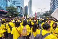 Ratusan mahasiswa bertahan di depan Gedung UOB di Jalan Jenderal Sudirman, Jakarta Pusat karena akses ke Bundaran HI dibatasi oleh petugas kepolisian pada Selasa (18/8/2026).
