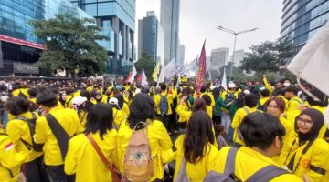 Ratusan mahasiswa bertahan di depan Gedung UOB di Jalan Jenderal Sudirman, Jakarta Pusat karena akses ke Bundaran HI dibatasi oleh petugas kepolisian pada Selasa (18/8/2026).