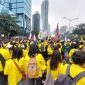 Ratusan mahasiswa bertahan di depan Gedung UOB di Jalan Jenderal Sudirman, Jakarta Pusat karena akses ke Bundaran HI dibatasi oleh petugas kepolisian pada Selasa (18/8/2026).