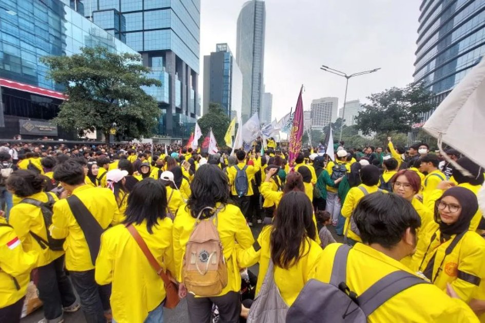 Ratusan mahasiswa bertahan di depan Gedung UOB di Jalan Jenderal Sudirman, Jakarta Pusat karena akses ke Bundaran HI dibatasi oleh petugas kepolisian pada Selasa (18/8/2026).