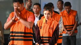 Kasubdit Pengelolaan Bantuan dan Kedaruratan BNPB sekaligus pejabat pembuat komitmen Gabriel Purwaka Sigit (kiri), Bima Setiawan (kanan) pihak swasta yang merupakan adik Kepala BNPB Letjen TNI Suharyanto, dan pihak swasta Syifa Nrika Ghifarian (kedua kiri) berjalan mengenakan rompi tahanan seusai menjalani pemeriksaan di Gedung Merah Putih KPK, Jakarta, Rabu (14/10/2026). KPK menahan lima tersangka, yakni pejabat pembuat komitmen BNPB Gabriel Purwaka Sigit, Bima Setiawan, Richard Erlangga, serta dua pihak swasta, Gery Prasetiawan dan Syifa Nrika Ghifarian, dalam kasus dugaan korupsi di lingkungan Badan Nasional Penanggulangan Bencana (BNPB) yang terungkap melalui Operasi Tangkap Tangan (OTT).