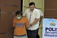 Polisi menggiring tersangka pembunuhan ibu dan anak di Kota Madiun berinisial DBM (40) di Mapolda Jatim, Surabaya