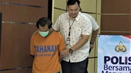 Polisi menggiring tersangka pembunuhan ibu dan anak di Kota Madiun berinisial DBM (40) di Mapolda Jatim, Surabaya