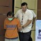 Polisi menggiring tersangka pembunuhan ibu dan anak di Kota Madiun berinisial DBM (40) di Mapolda Jatim, Surabaya